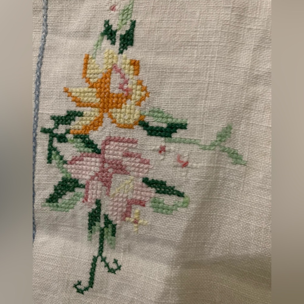 Vintage Table Cloth 30 x 32 - Picture 2 of 3
